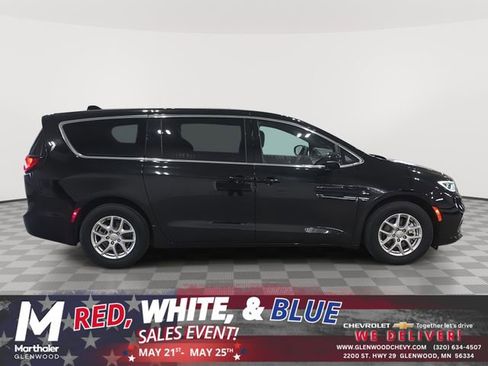Used 2025 Chrysler Pacifica Select FWD image 1