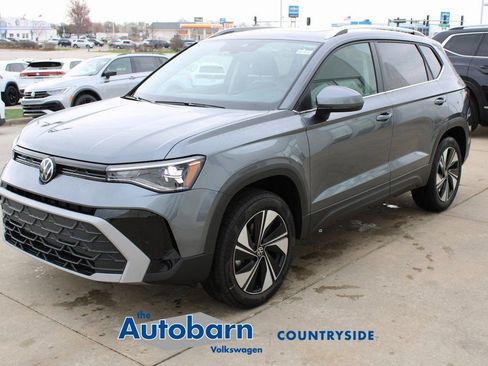 Used 2025 Volkswagen Taos SE AWD/4WD image 3