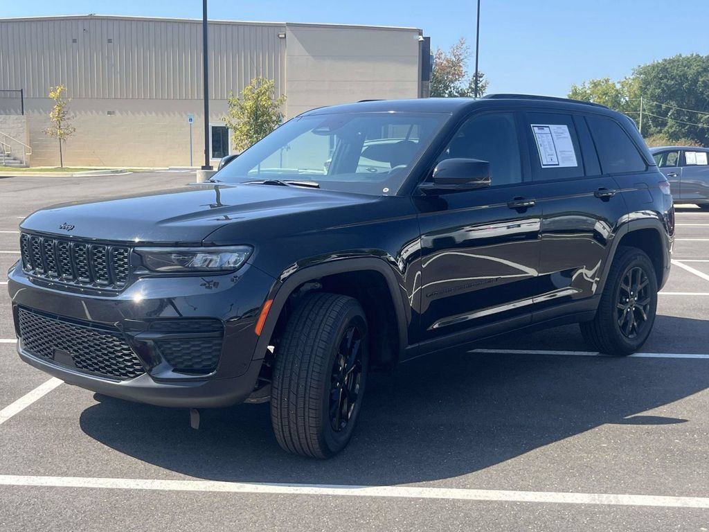 Used 2025 Jeep Grand Cherokee Altitude AWD/4WD image 7