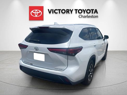Used 2022 Toyota Highlander XLE AWD/4WD image 7