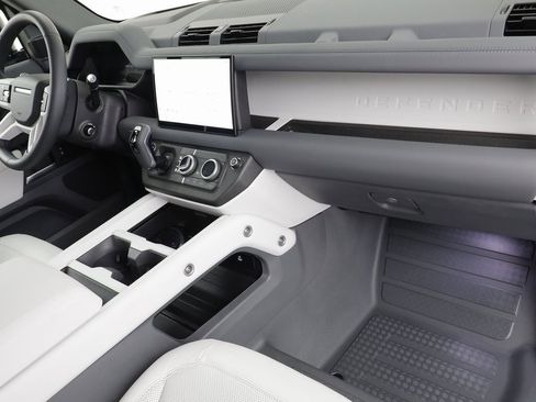 Used 2025 Land Rover Defender 110 S image 21