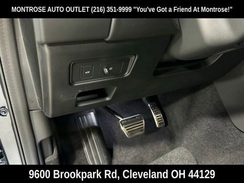 New 2024 Land Rover Discovery Dynamic SE image 13