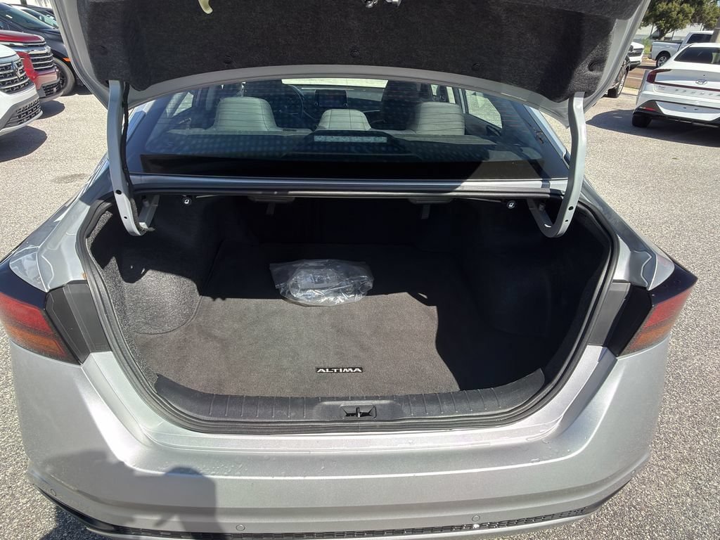 Used 2025 Nissan Altima 2.5 SV FWD image 12