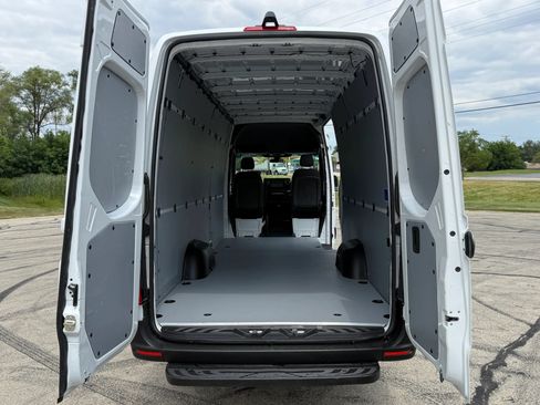 Used 2021 Mercedes-Benz Sprinter 2500 image 9