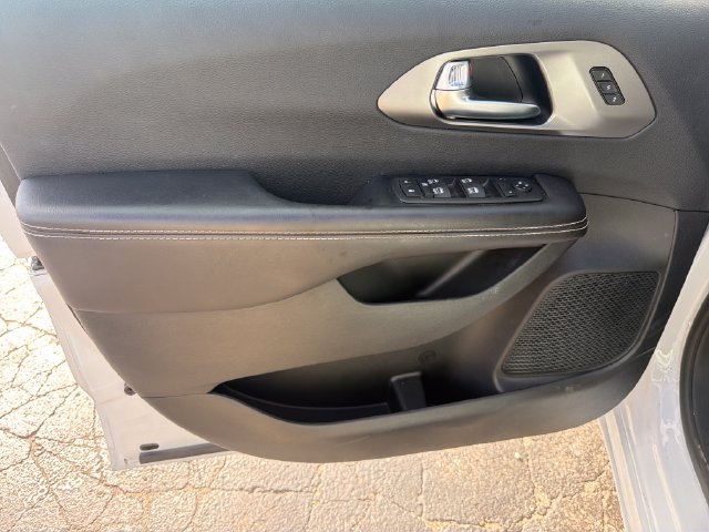 Used 2026 Chrysler Pacifica Select FWD image 13