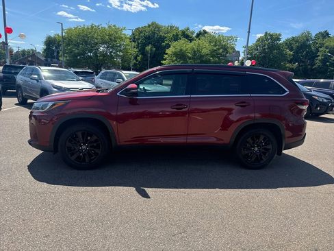 Used 2019 Toyota Highlander SE AWD/4WD image 4