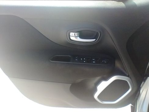 Used 2020 Jeep Renegade Latitude w/ Cold Weather Group image 17