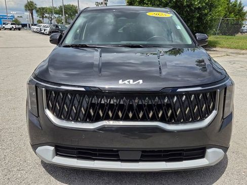 Used 2025 Kia Carnival FWD image 8