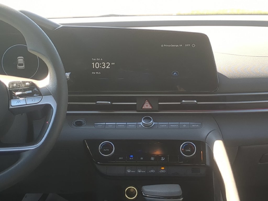 Used 2024 Hyundai Elantra SEL FWD image 22