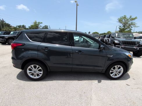 Used 2019 Ford Escape SE FWD image 4
