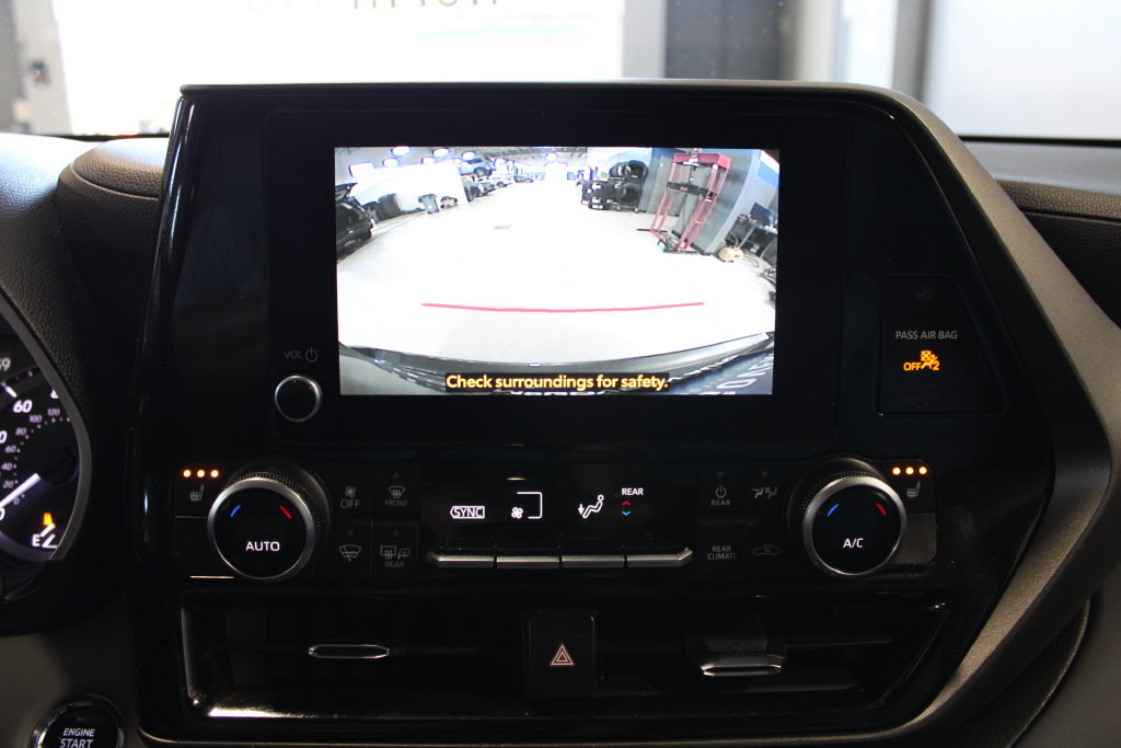 Used 2023 Toyota Highlander XLE AWD/4WD image 15