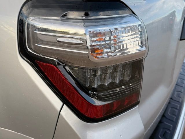 Used 2022 Toyota 4Runner TRD Off-Road Premium AWD/4WD image 12