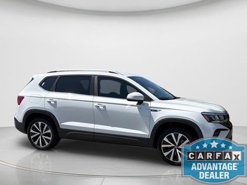 Certified 2024 Volkswagen Taos SE FWD image 4