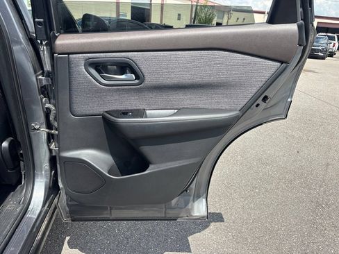Used 2022 Nissan Rogue SV FWD image 16