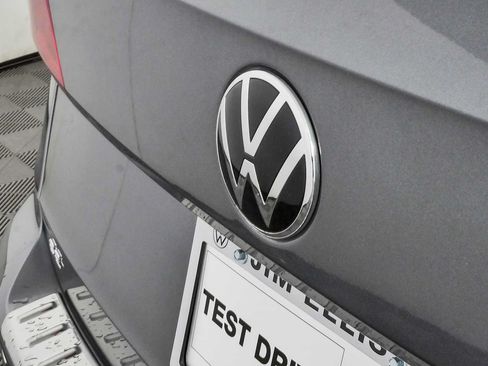 Certified 2022 Volkswagen Taos SE FWD image 36