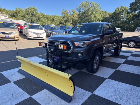 Used 2017 Toyota Tacoma SR5 AWD/4WD image 5