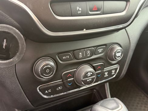 Used 2019 Jeep Cherokee Trailhawk AWD/4WD image 9