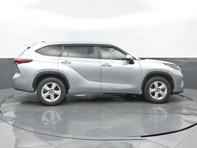 Used 2023 Toyota Highlander L FWD image 2