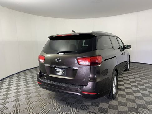 Used 2017 Kia Sedona LX w/ LX Essentials Premium Package image 3