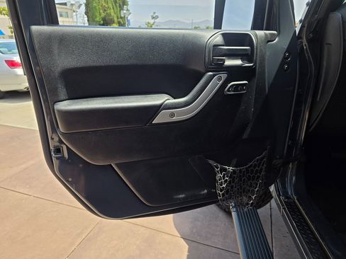 Used 2017 Jeep Wrangler Unlimited Sahara w/ Connectivity Group AWD/4WD image 29
