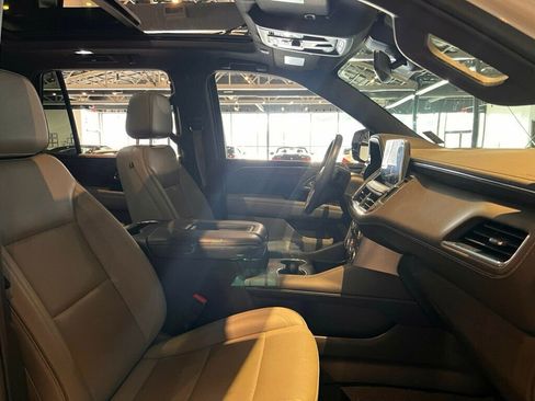 Used 2022 GMC Yukon SLT w/ SLT Premium Package image 16