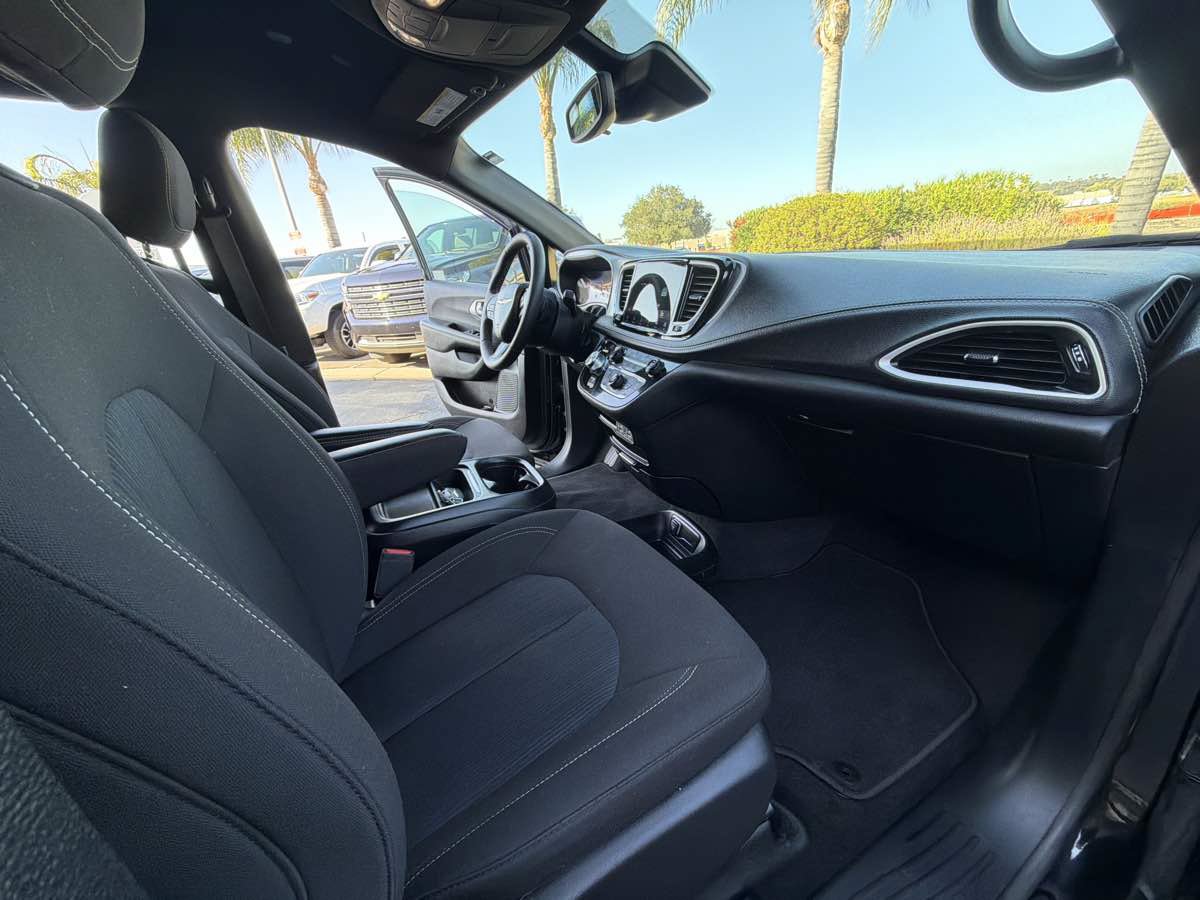 Used 2024 Chrysler Pacifica Touring FWD image 17