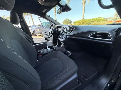 Used 2024 Chrysler Pacifica Touring FWD image 17