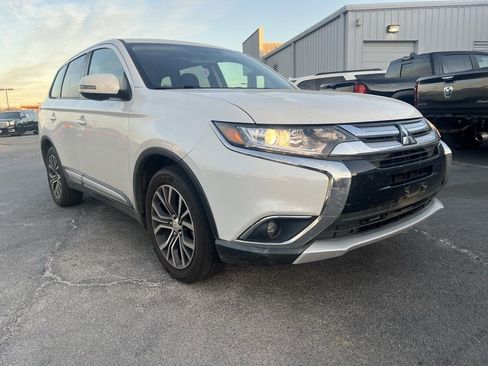 Used 2018 Mitsubishi Outlander SE image 2