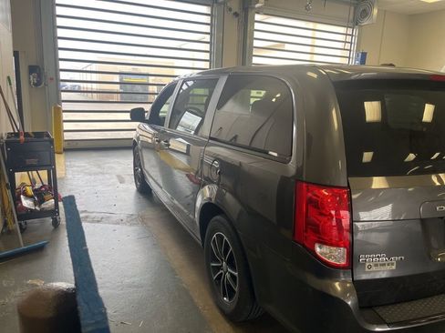 Used 2018 Dodge Grand Caravan SE image 9