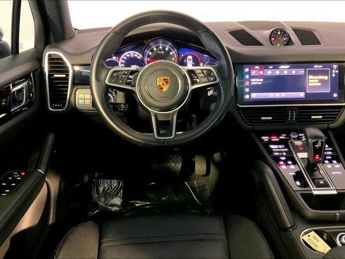 Used 2023 Porsche Cayenne w/ Premium Package image 13