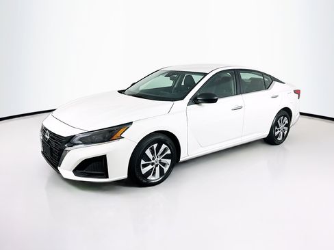 Used 2025 Nissan Altima 2.5 S image 3