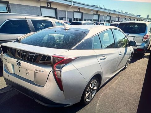 Used 2016 Toyota Prius Three Touring FWD image 3