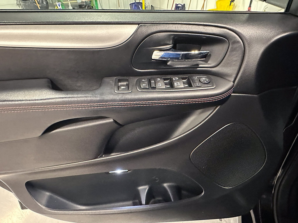 Used 2014 Dodge Grand Caravan R/T w/ Trailer Tow Group FWD image 17