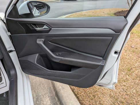 Used 2023 Volkswagen Jetta SE image 32