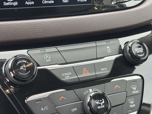 Used 2017 Chrysler Pacifica Touring image 19