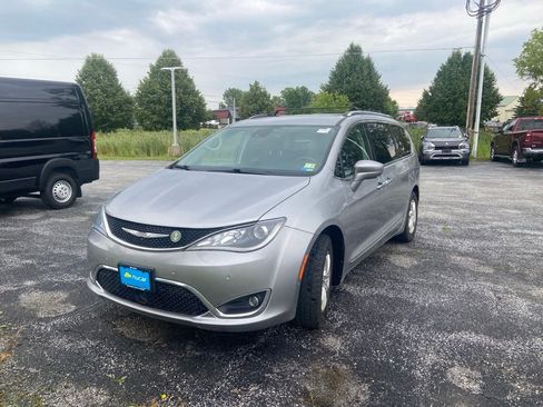 Used 2017 Chrysler Pacifica Touring-L Plus w/ Advanced Safetytec Group FWD image 3