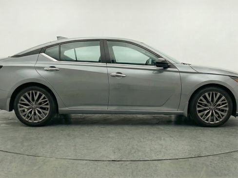 Used 2025 Nissan Altima 2.5 SV FWD image 11