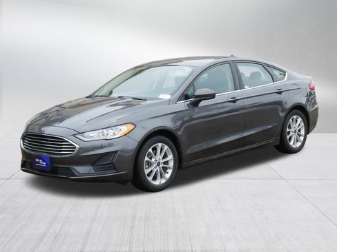 Used 2020 Ford Fusion SE image 3
