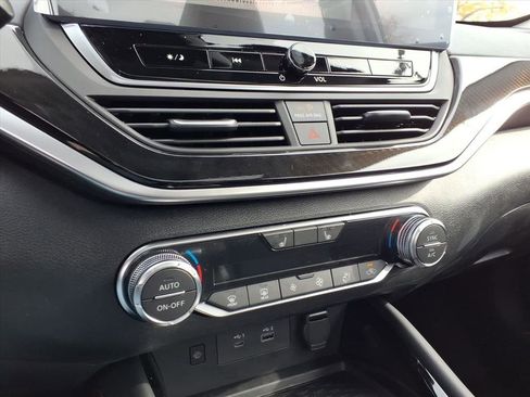 New 2025 Nissan Altima 2.5 SR image 13