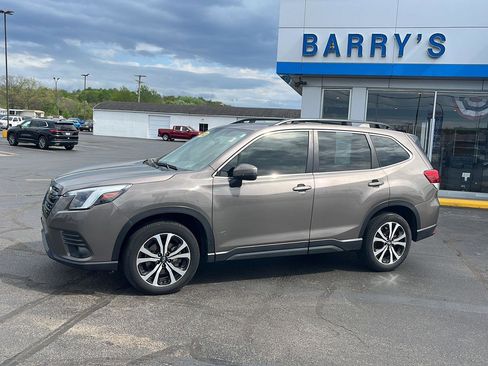 Used 2023 Subaru Forester Limited AWD/4WD image 2