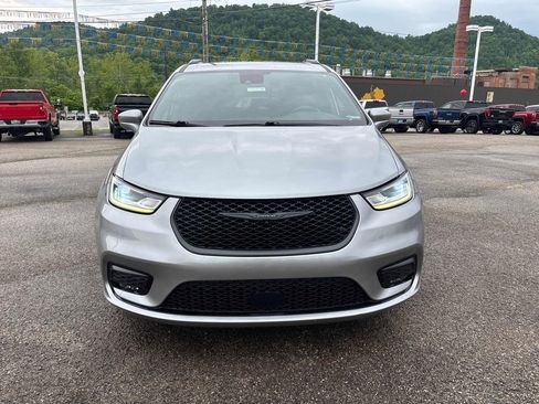 Used 2021 Chrysler Pacifica Touring-L w/ Uconnect Theater Family Group FWD image 8