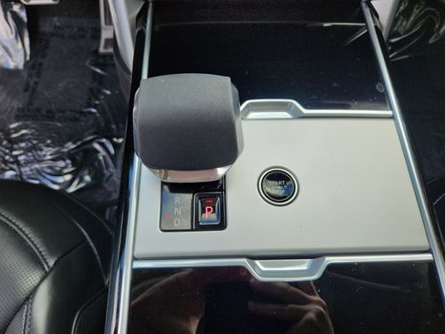 Used 2025 Land Rover Range Rover SE image 16
