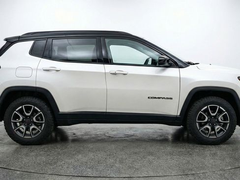 Used 2025 Jeep Compass Trailhawk image 11