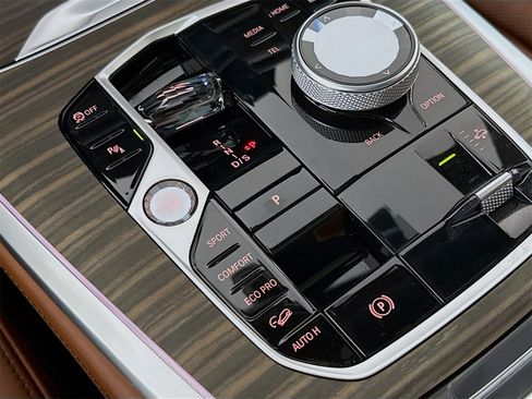 Used 2025 BMW X7 M60i image 17