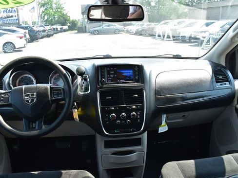 Used 2019 Dodge Grand Caravan SE w/ UConnect Hands-Free Group image 19