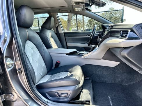 Used 2019 Toyota Camry XLE image 9