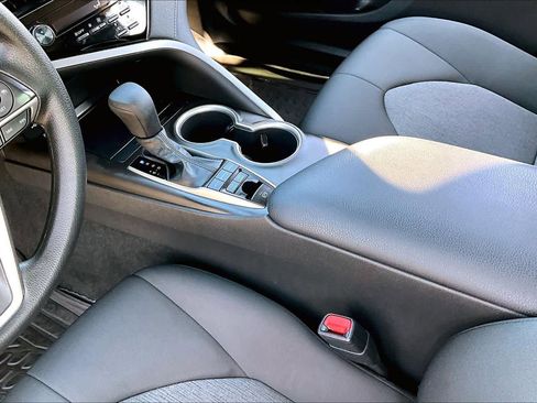 Used 2022 Toyota Camry LE image 17