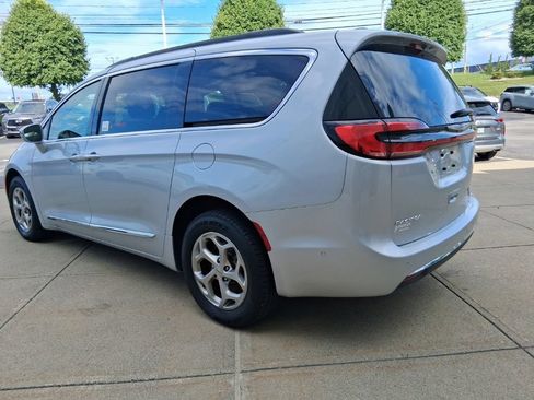 Used 2022 Chrysler Pacifica Limited AWD/4WD image 7