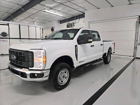 Used 2023 Ford F250 XL w/ FX4 Off-Road Package AWD/4WD image 3