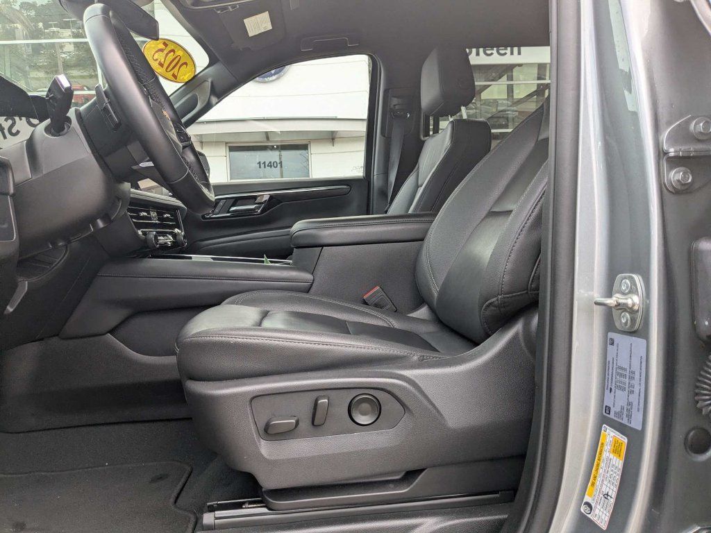 Used 2025 Chevrolet Tahoe LT AWD/4WD image 2